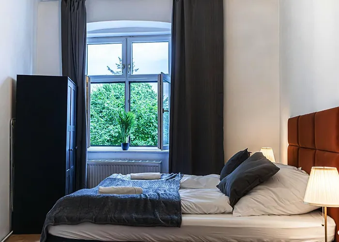 Pleasant 2br Near U6 Station Am Schoepfwerk דירה *