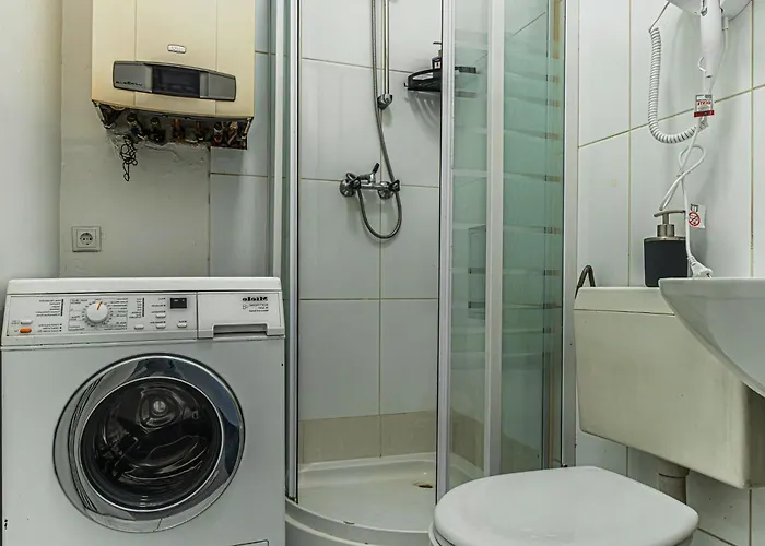 Pleasant 2br Near U6 Station Am Schoepfwerk דירה *